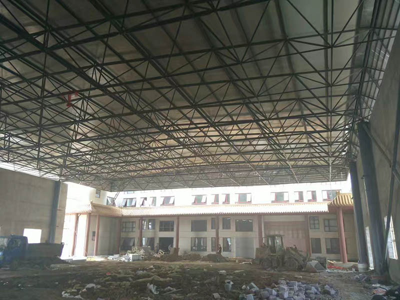 北京屋顶采光无缝钢管网架安装现场